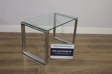 Afbeelding van Modern Verchroomde Bijzettafel met Glazen Blad