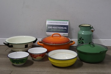 Afbeelding van Vintage emaille braadpannen, kommen en melkbus