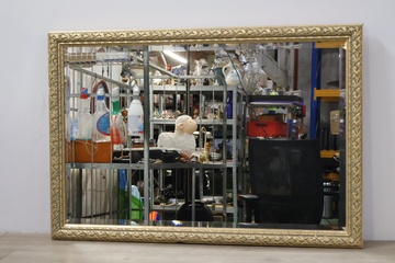 Afbeelding van Rechthoekige spiegel met goud-kleurige lijst