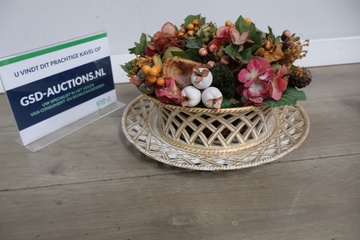 Afbeelding van Porseleinen mand met kunstbloemen