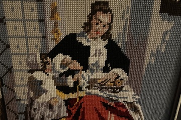 Afbeelding van Ingelijst borduurwerk: vrouw met rode rok