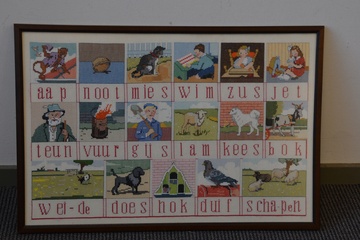 Afbeelding van Naaldkunst. Geborduurde leesplank: Aap Noot Mies.