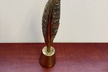 Afbeelding van Goudkleurige ornament van een Veer