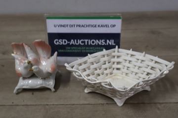 Afbeelding van Porseleinen mandje en duivenbeeld''