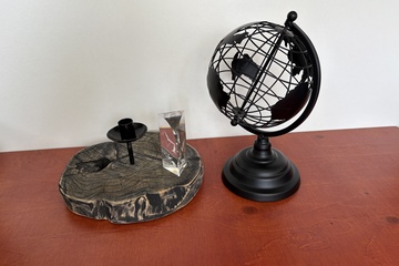 Afbeelding van Wereldbol, houten kandelaar en kristal