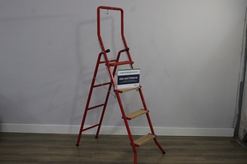 Afbeelding van Vintage 4-Treeds Rood Metalen Huishoudtrap