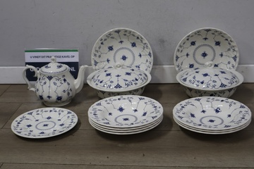 Afbeelding van Churchill servies met borden, theepot en schalen met deksel