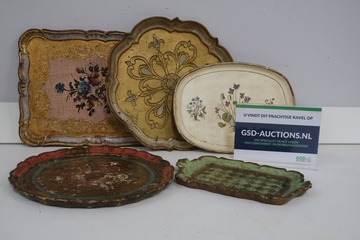 Afbeelding van Set van vijf Brocante decoratieve houten dienbladen