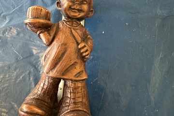 Afbeelding van Decoratief vintage beeldje van een lachend jongetje met taar