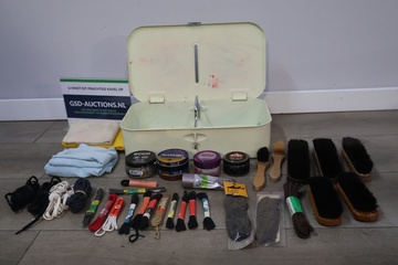 Afbeelding van Vintage poetsmiddelen doos met diverse accessoires