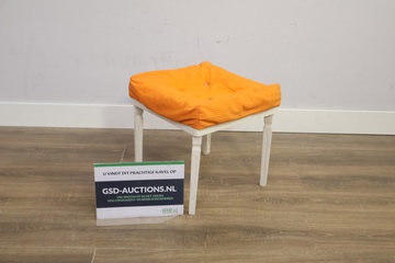 Afbeelding van Brocant Voetenbankje met Oranje Ribstof'