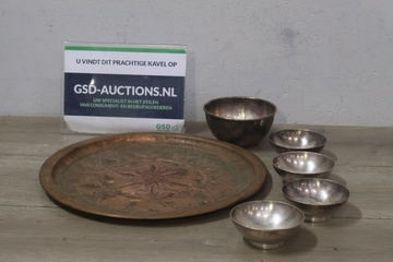 Afbeelding van Koperen dienblad met Zilverkleurige kommen'