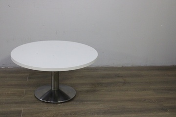 Afbeelding van Rond Salontafel met Metalen Voet van De Arend