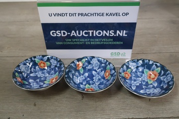 Afbeelding van Japanse porseleinen kommen 3 stuks