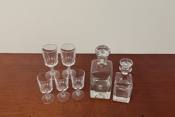 Afbeelding van Kleine karaffen met kristallen kleine glazen