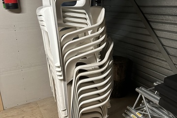Afbeelding van 291. Witte stapelstoelen 15 stuks