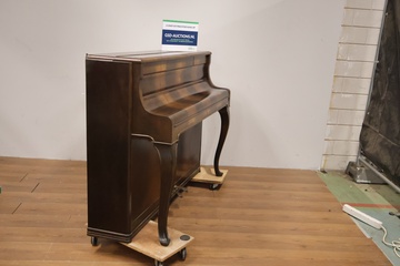 Afbeelding van Piano met sierlijke poten