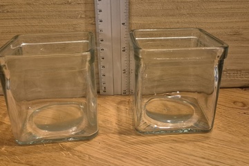 Afbeelding van 2 vierkante glazen bloempotjes