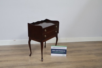 Afbeelding van Donker houten nachtkastje met twee laden