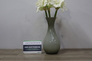 Afbeelding van Glazen vaas met kunstbloemen