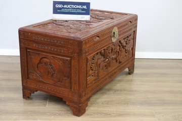 Afbeelding van Chinese Kamferhouten Kist met Houtsnijwerk