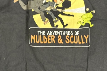 Afbeelding van The Adventures of Mulder & Scully” T-shirt in zwarte uitvoer