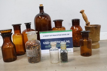 Afbeelding van Vintage aphothekersflessen 10 stuks en vijzel met stamper