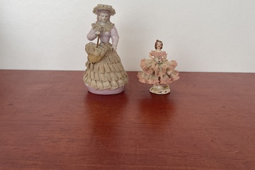 Afbeelding van Keramieken beelden groot en kleine dames