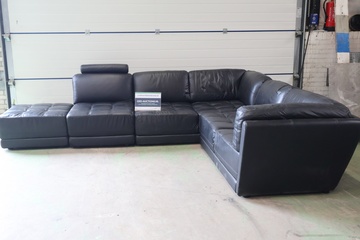Afbeelding van Grote Zwart Leren Hoekbank van Chateau D'Ax