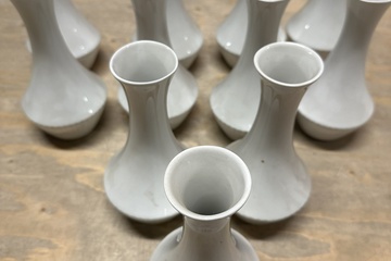 Afbeelding van 190. Witte vaasjes, 11 stuks