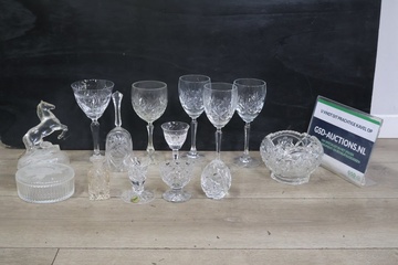 Afbeelding van Mix van Kristallen drinkglazen, schaaltjes en paardenbeeld