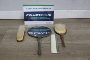 Afbeelding van Vintage kapset met handspiegel, borstels en een kam'