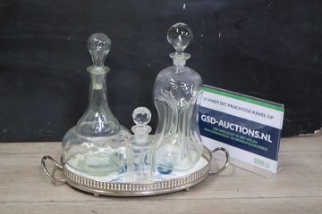 Afbeelding van Karaffen 3 stuks op een dienblad