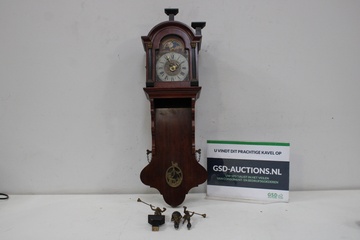 Afbeelding van Antiek Friese Staartklok met Messing Ornamenten