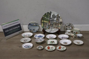 Afbeelding van Decoratieve borden, schoteltjes en kopjes 21 stuks