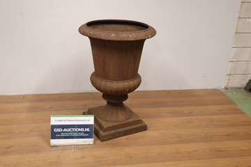 Afbeelding van Grote Bruin Metalen Bloempot voor Buiten