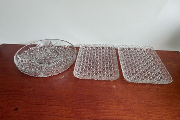 Afbeelding van 2 gebak schaal en een bonbon schaal van kristal
