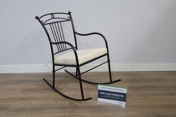 Afbeelding van Schommelstoel met metalen frame en wit kussen