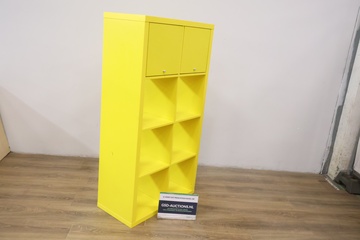 Afbeelding van Gele 8-Vaks Ikea Vakkenkast met 2 Klepdeurtjes''