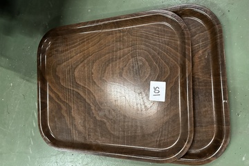 Afbeelding van 105. Twee bruine dienbladen