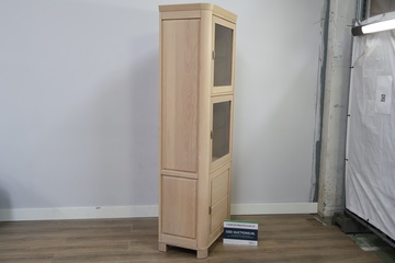 Afbeelding van Lichte houten vitrinekast met glazen deuren
