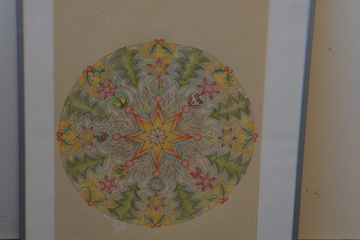 Afbeelding van Ingelijste ingekleurde Mandala tekening.'