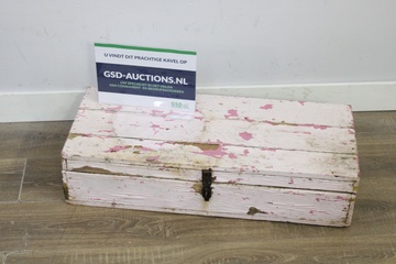 Afbeelding van Oude houten kist met roze verf