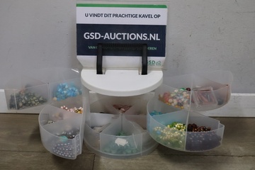 Afbeelding van Transparante 3-Laags Sorteerdoos Vol met Kralen