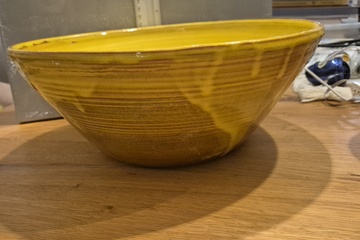 Afbeelding van Grote keramieken schaal – geel/bruin geglazuurd