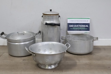 Afbeelding van Vintage Set van 2 Aluminium Pannen & 1 Melkbus & 1 Vergiet