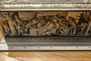 Afbeelding van Vintage blikken trommel met reliëf – mid century