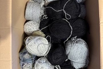 Afbeelding van partij breigaren / wol in diverse kleuren.  Halve doos