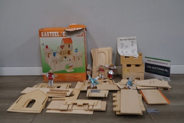 Afbeelding van Houten speelgoedkasteel met 4 bijpassende poppetjes