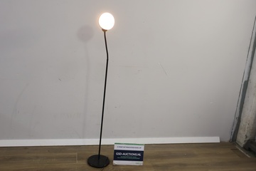 Afbeelding van Strak Zwart Metalen Vloerlamp'